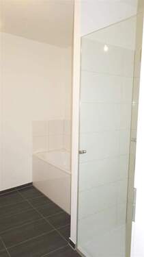 Bad mit Wanne und Dusche - 