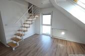 Arbeitszimmer mit Zugangstreppe ins 2. Dachgeschoss - 