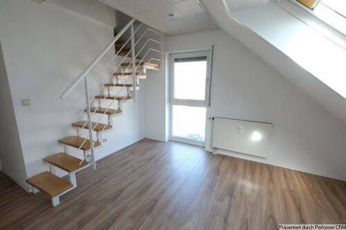 Arbeitszimmer mit Zugangstreppe ins 2. Dachgeschoss - 