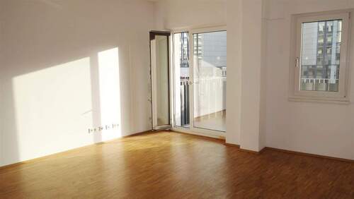 Wohnraum / Balkon - Etagenwohnung mit 85,30 m&sup2; in Düsseldorf zur Miete