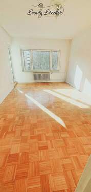 Wohnzimmer + Zugang Balkon - 