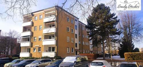 Außenansicht + Parkplätze - 2 Zimmer Etagenwohnung zum Kaufen in Berlin