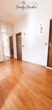 Flur - Zugang Abstellraum + Küche + Badezimmer - 