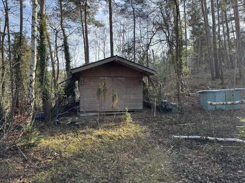 massives Nebengebäude im Garten / Wald - 