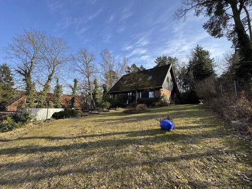 Seitenansicht vom Vorgarten - 7 Zimmer Einfamilienhaus in Hitzacker