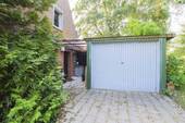 Garage und Nebeneingang - 