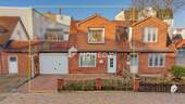 2. Hausansicht (front) - 5 Zimmer Doppelhaushälfte zum Kaufen in Lübeck