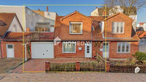 2. Hausansicht (front) - 5 Zimmer Doppelhaushälfte zum Kaufen in Lübeck