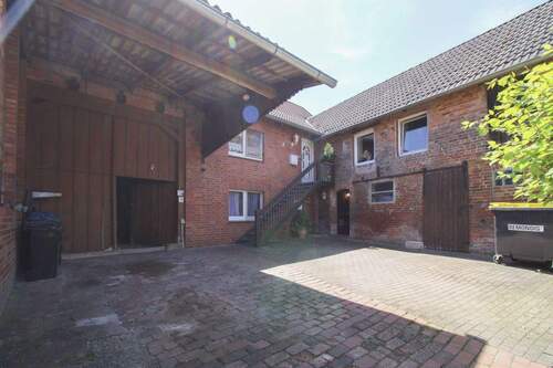 Außenansicht - 1 bis 2 Familienhaus inkl. Nebengebäude zur Tiernutzung mit Garten