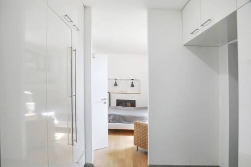 Zugang ins Schlafzimmer durch die Ankleide - 