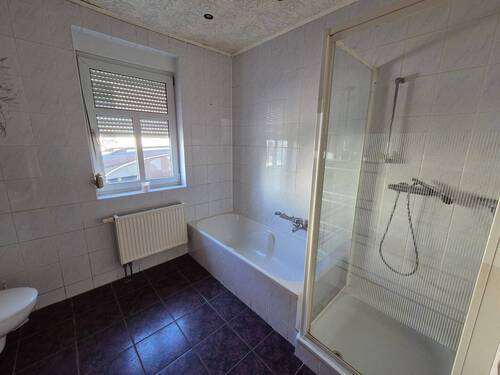 EG Wohnung - Bad mit Dusche und Wanne - 