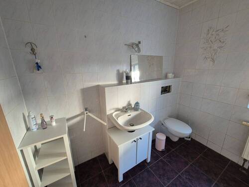 EG Wohnung - Bad mit Dusche und Wanne - 