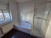 EG Wohnung - Bad mit Dusche und Wanne - 