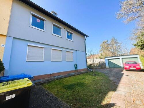 Haus Vorderseite mit Doppelgarage - 6 Zimmer Mehrfamilienhaus, Wohnhaus zum Kaufen in Nürnberg