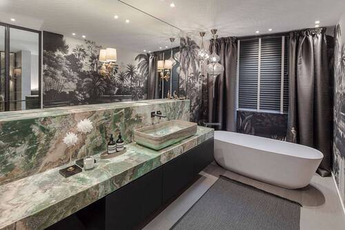 Luxuriöses Badezimmer mit Onyx-Naturstein - 