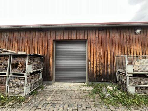 Rolltor 1 von 3 - Massive Lager- & Werkstatthalle mit Büroanteil