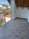 überdachte Terrasse mit Blick in den Garten - 