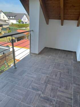 überdachte Terrasse mit Blick in den Garten - 
