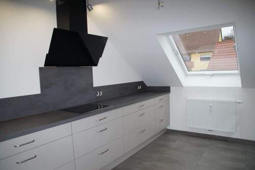 Küche mit neuer Einbauküche - 3 Zimmer Etagenwohnung in Petersaurach