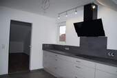 Küche mit neuer Einbauküche - Etagenwohnung mit 84,00 m&sup2; in Petersaurach zur Miete