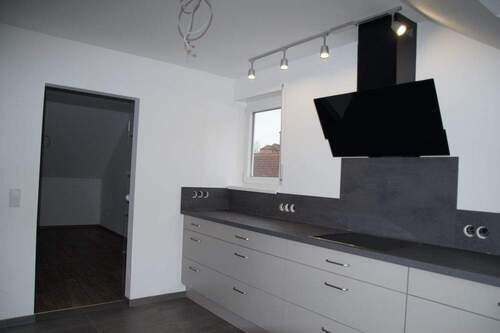 Küche mit neuer Einbauküche - Etagenwohnung mit 84,00 m&sup2; in Petersaurach zur Miete