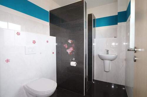 Gäste-WC mit Dusche - 