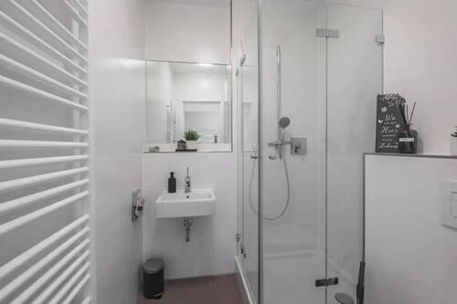 Separates Duschbad mit WC.webp - 