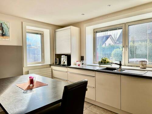 Helle Küche und Essbereich - 