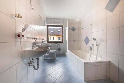 Bad OG.jpg - 7 Zimmer Mehrfamilienhaus, Wohnhaus in Kleinrinderfeld