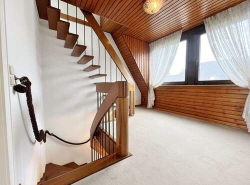 Obergeschoss mit fester Treppe zum Dachgeschoss - 