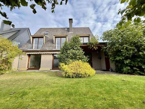 rückwärtige Hausansicht mit Garten - 