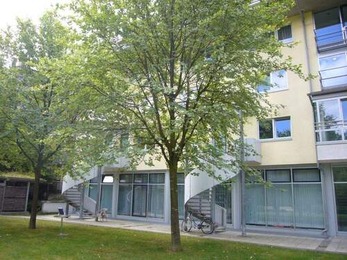 Treppe zur Wohnung - 2 Zimmer Etagenwohnung zur Miete in München