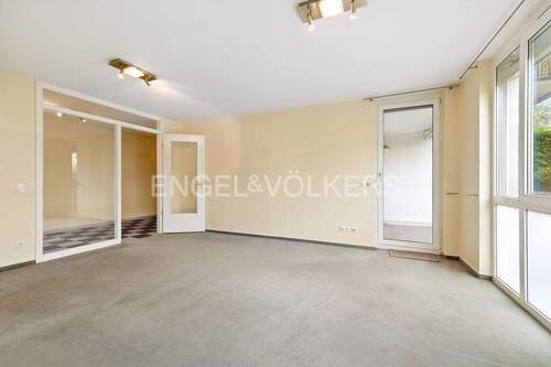 Wohnzimmer mit Balkonzugang - 