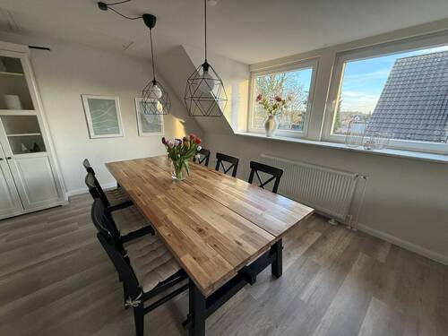 Wohn-/ Essbereich - Herzlich willkommen in Ihrem frisch renoviertem Zuhause! 3 Zimmer + Balkon