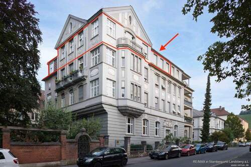 Vordergebäude und Lage der Wohnung - 