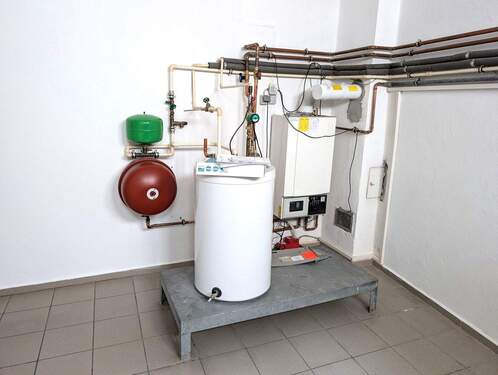 Brennwert GasHeizung im Keller - 