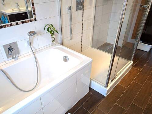 Bad mit Wanne und Dusche OG 2 - Mehrfamilienhaus, Wohnhaus mit 205,00 m² in Lutherstadt Wittenberg zum Kaufen