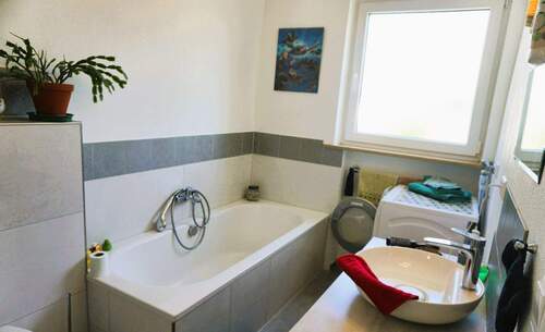 Bad mit 2 Fenstern.JPG - 