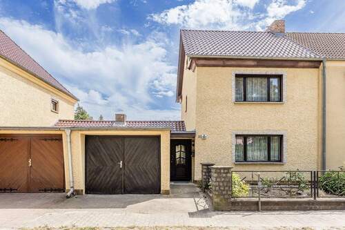 Straßenansicht - Doppelhaushälfte auf traumhaftem Grundstück in Sachsenhausen