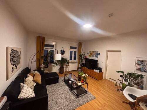 Wohnen - Studentenpaar willkommen! Sanierte 4-Zimmer-Altbauwohnung ohne Balkon in ruhiger Innenstadtlage von Fürth