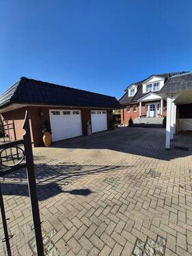 Blick auf die Doppelgarage - 6 Zimmer Einfamilienhaus zum Kaufen in Rellingen