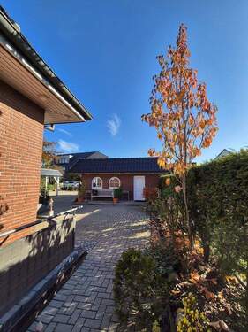 Blick auf die Doppelgarage - 6 Zimmer Einfamilienhaus in Rellingen