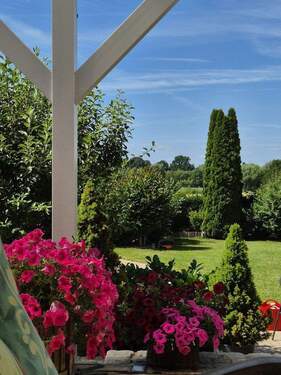 Blick Terrasse in den Garten - Einfamilienhaus mit 260,00 m&sup2; in Rellingen zum Kaufen