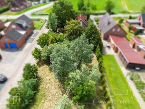 Aussenansicht Rückseite und (Bau)Grundstück - Wohnhaus mit zwei getrennten Wohnungen und großem Garten oder Baugrundstück