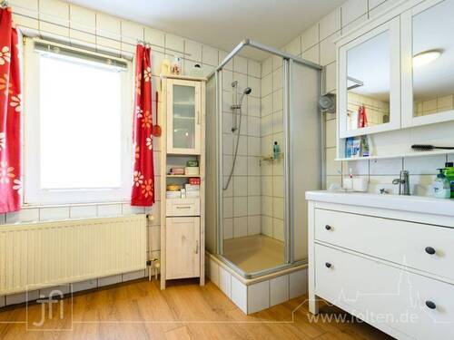 Vorderhaus - Tageslicht-Vollbad - 