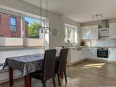 Wohnzimmer mit angrenzender Küche - 4 Zimmer Doppelhaushälfte in Neudorf-Bornstein