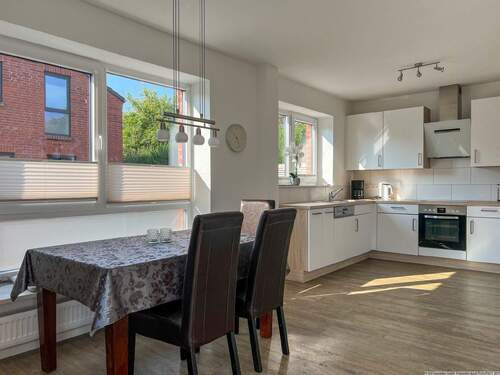 Wohnzimmer mit angrenzender Küche - 4 Zimmer Doppelhaushälfte in Neudorf-Bornstein