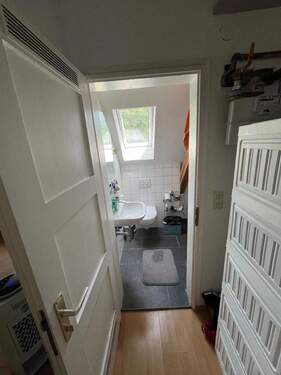 Blick Badezimmer vom Flur - 