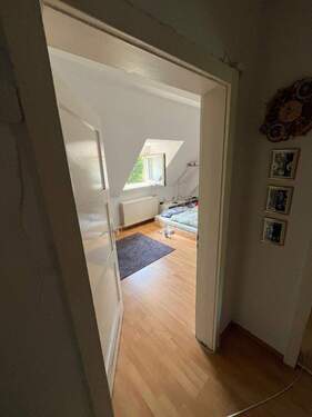 Blick Zimmer 1 vom Flur - 2 Zimmer Etagenwohnung in Karlsruhe