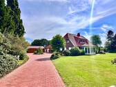 Zufahrtsansicht - 5 Zimmer Mehrfamilienhaus, Wohnhaus zum Kaufen in Wiefelstede